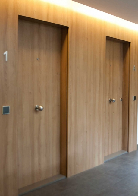 Puertas y revestimientos en madera natural